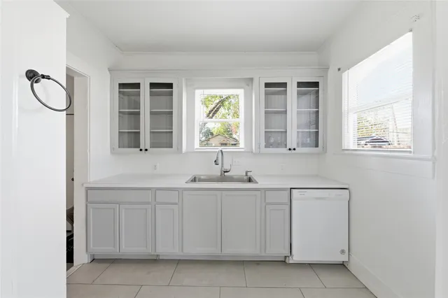 $1,600 | 3808 Highway 3, Dickinson, TX 77539