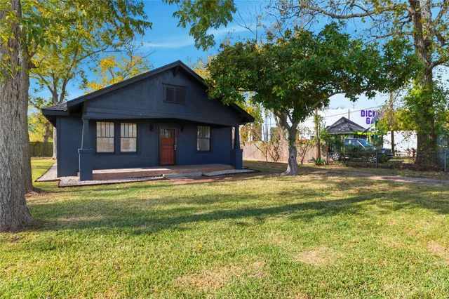 $1,600 | 3808 Highway 3, Dickinson, TX 77539