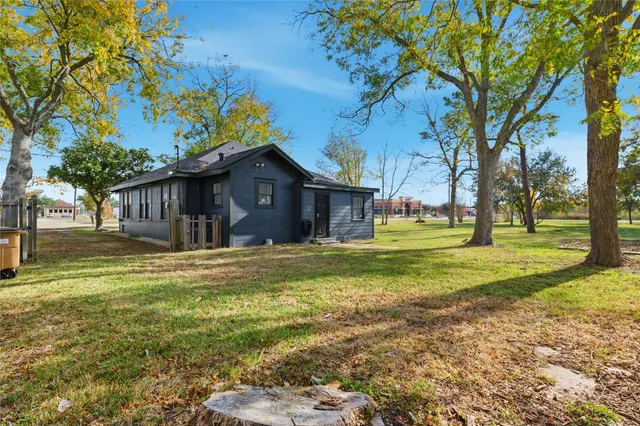$1,600 | 3808 Highway 3, Dickinson, TX 77539