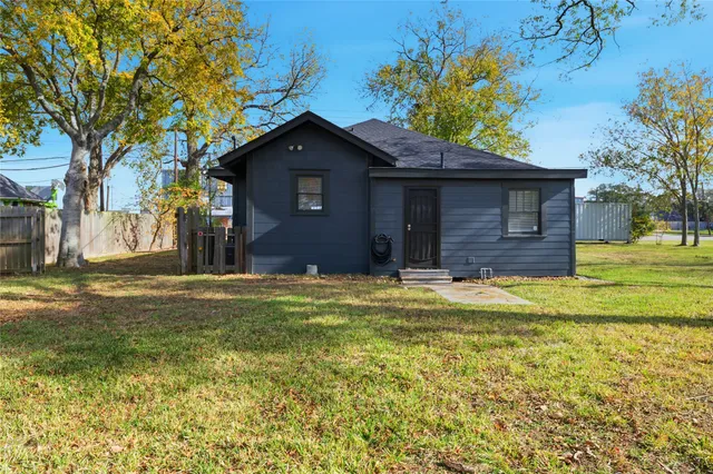 $1,600 | 3808 Highway 3, Dickinson, TX 77539