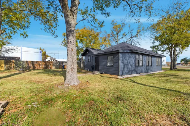 $1,600 | 3808 Highway 3, Dickinson, TX 77539