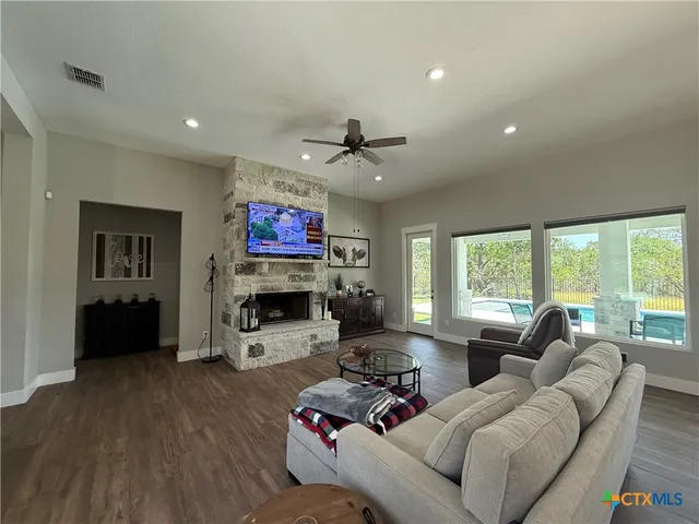 $609,000 | 242 Flanders, Fischer, TX 78623