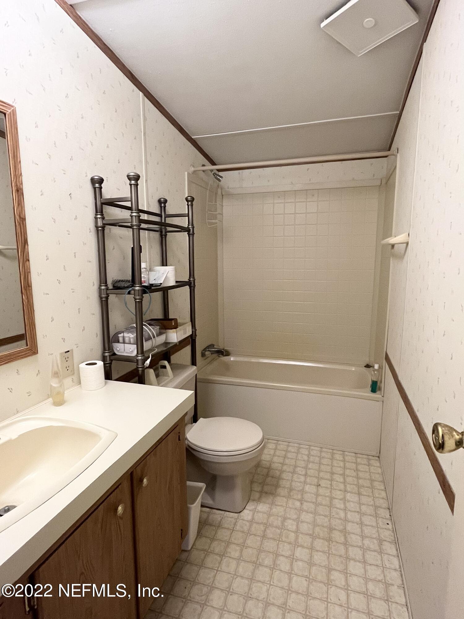 400 East Bannerville Road Palatka, FL 32177 - Photo 13 of 23 Guest bathroom