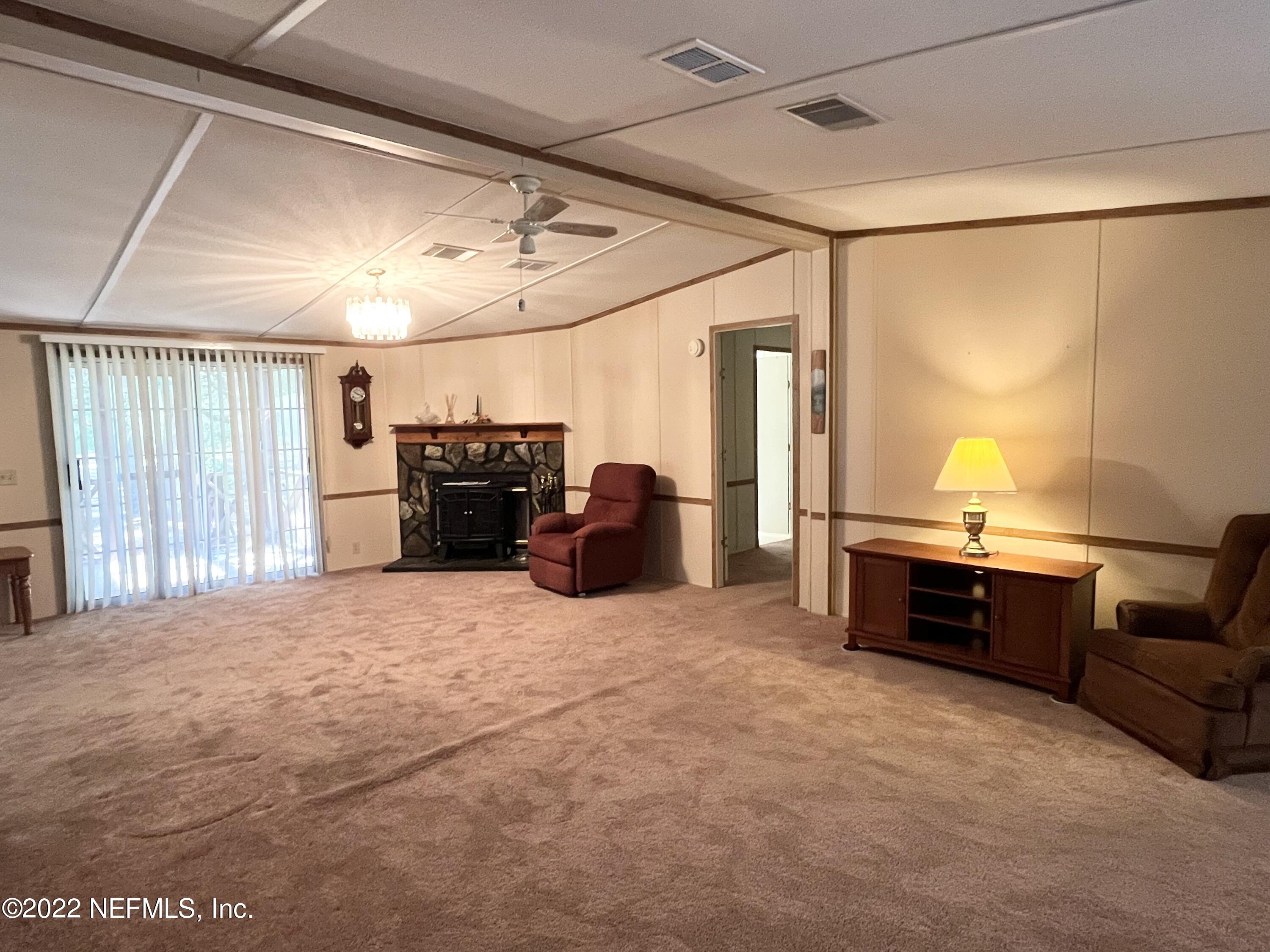 400 East Bannerville Road Palatka, FL 32177 - Photo 2 of 23 Living room