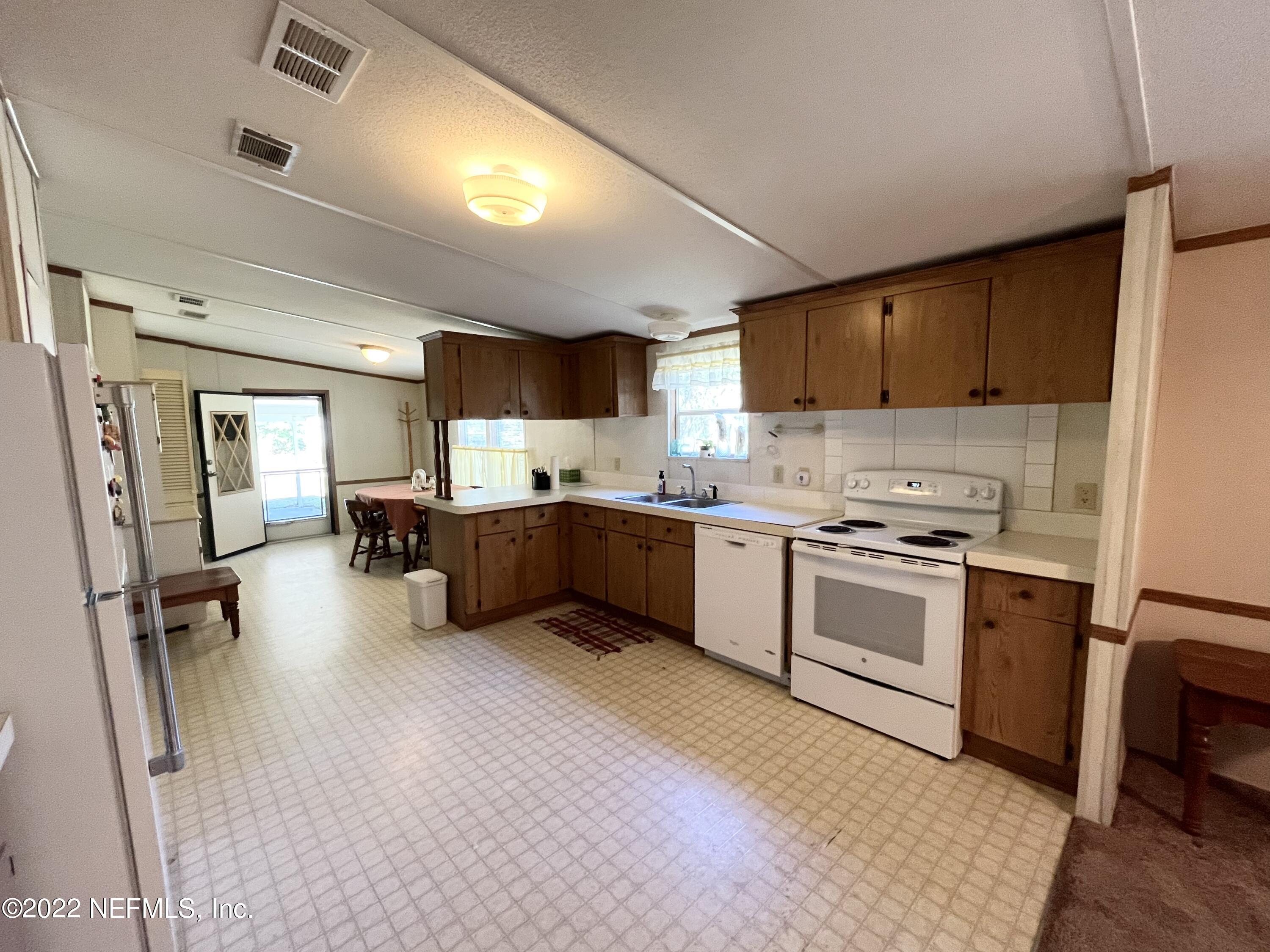 400 East Bannerville Road Palatka, FL 32177 - Photo 4 of 23 Spacious kitchen