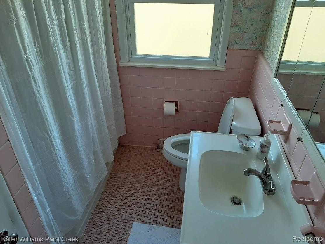 300 East Buell Road Rochester, MI 48306 - Photo 16 of 20 Bath.jpg