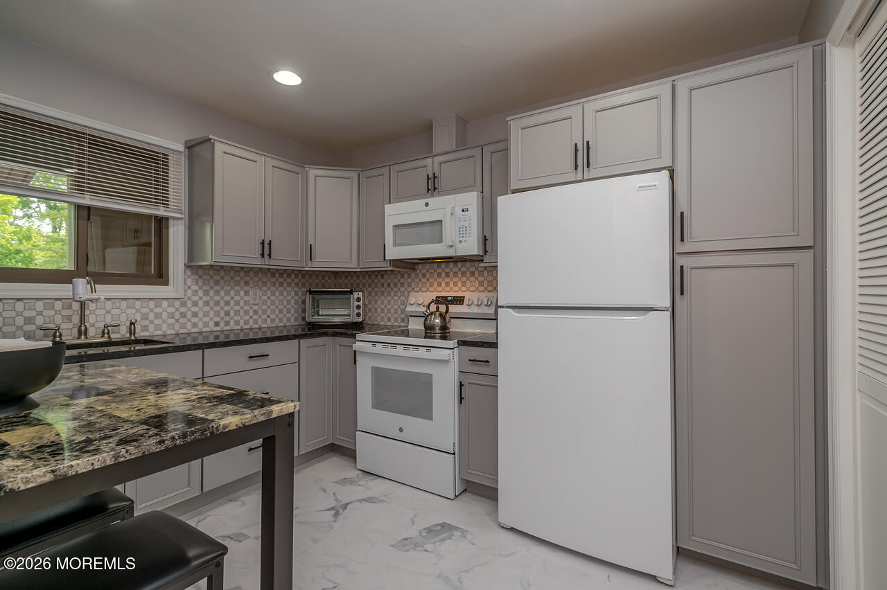 48 Ellsworth Court Red Bank, NJ 07701 - Photo 4 of 31 LR-