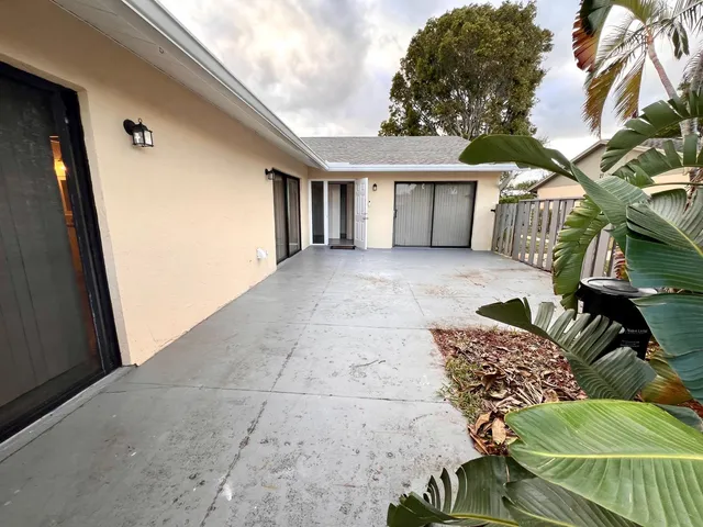 a view of entryway with a house