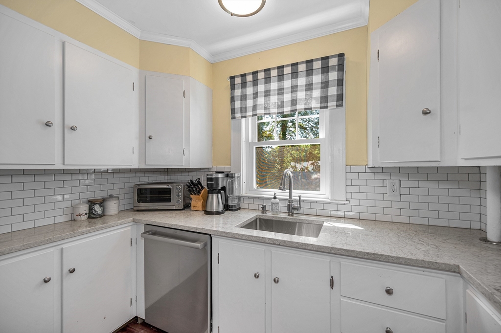 18 Wells Road Reading, MA 01867 - Photo 8 of 41