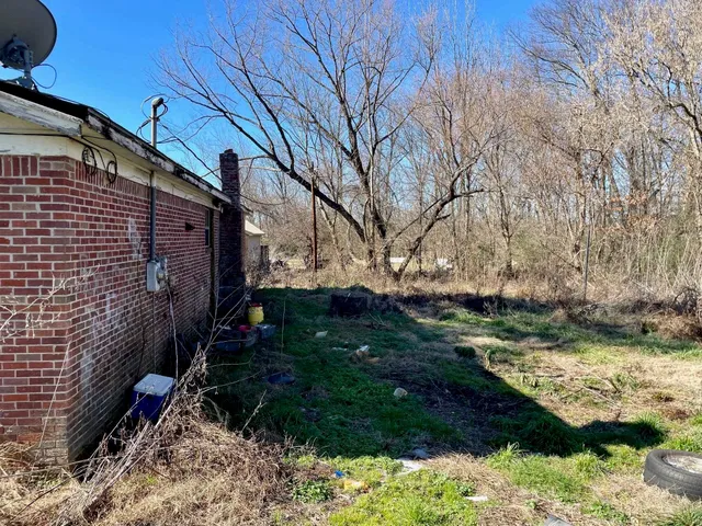a view of a backyard with pathway