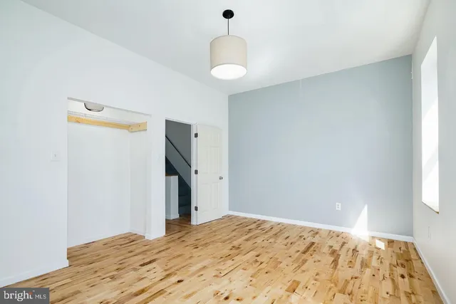 a view of empty room with window