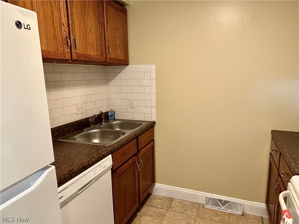 5221 Cline Road, Unit F Kent, OH 44240 - Photo 5 of 34 Kitchen witherh fridge and dishwas