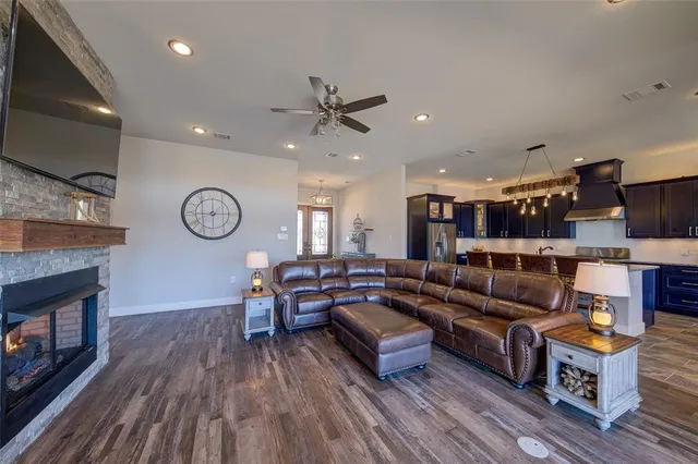 $1,250,000 | 133 Sunset Bay Pointe Court, Chico, TX 76431