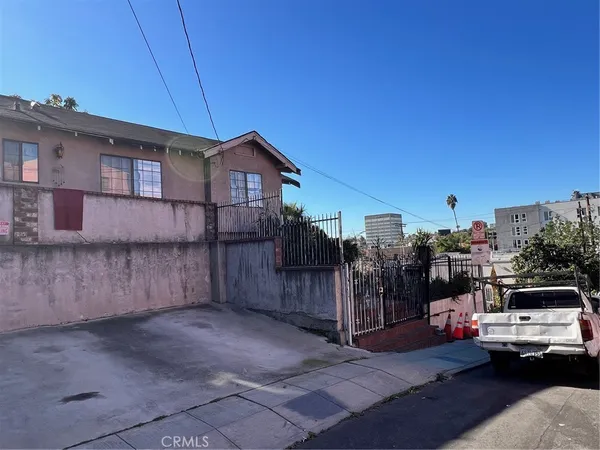 a view of a car park in front of house