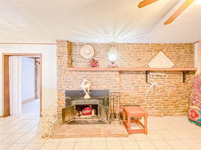 a view of a entryway with interior of the house