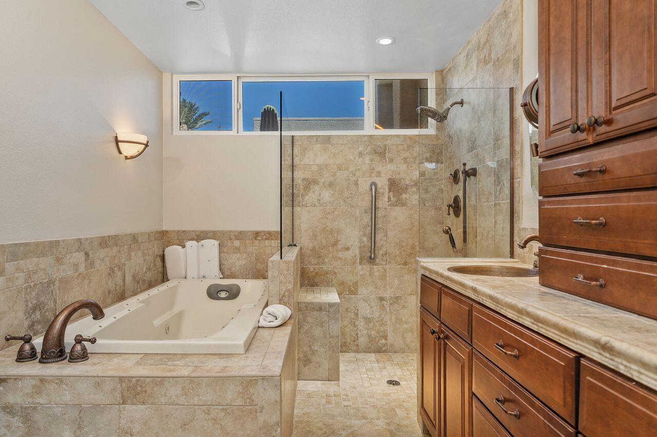 48 Pebble Beach Drive Rancho Mirage, CA 92270 - Photo 18 of 35 26_12136625_189772_189772-EI-126