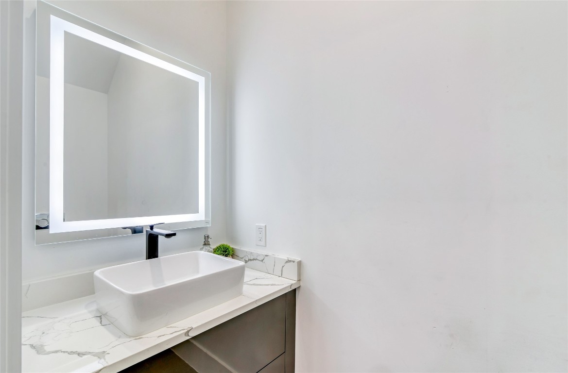 1406 Fairview Street Houston, TX 77006 - Photo 13 of 34 a bathroom with a sink and a mirror