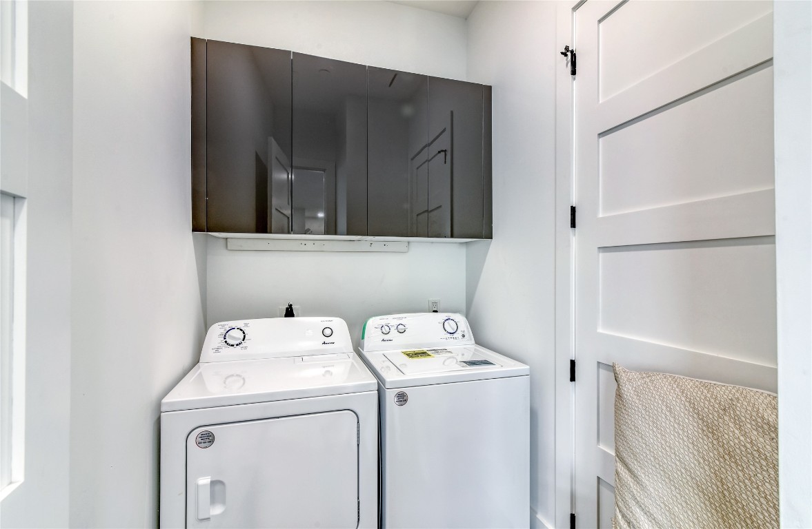 1406 Fairview Street Houston, TX 77006 - Photo 29 of 34 a utility room with dryer and washer