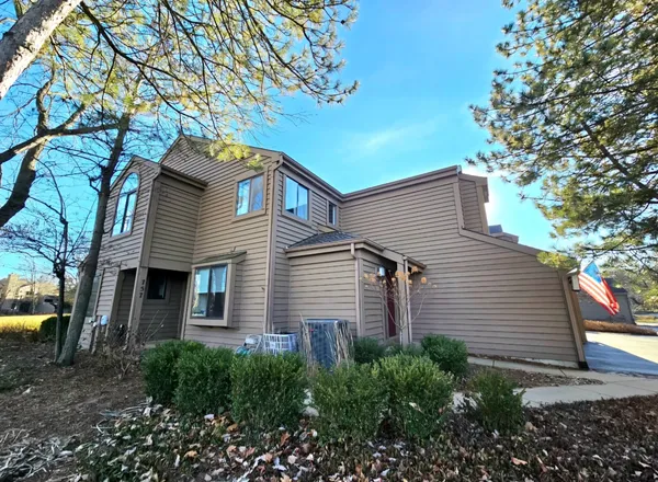 $2,600 | 755 Golf Lane, Unit 755A, Lake Barrington, IL 60010