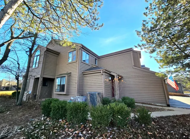 $2,600 | 755 Golf Lane, Unit 755A, Lake Barrington, IL 60010