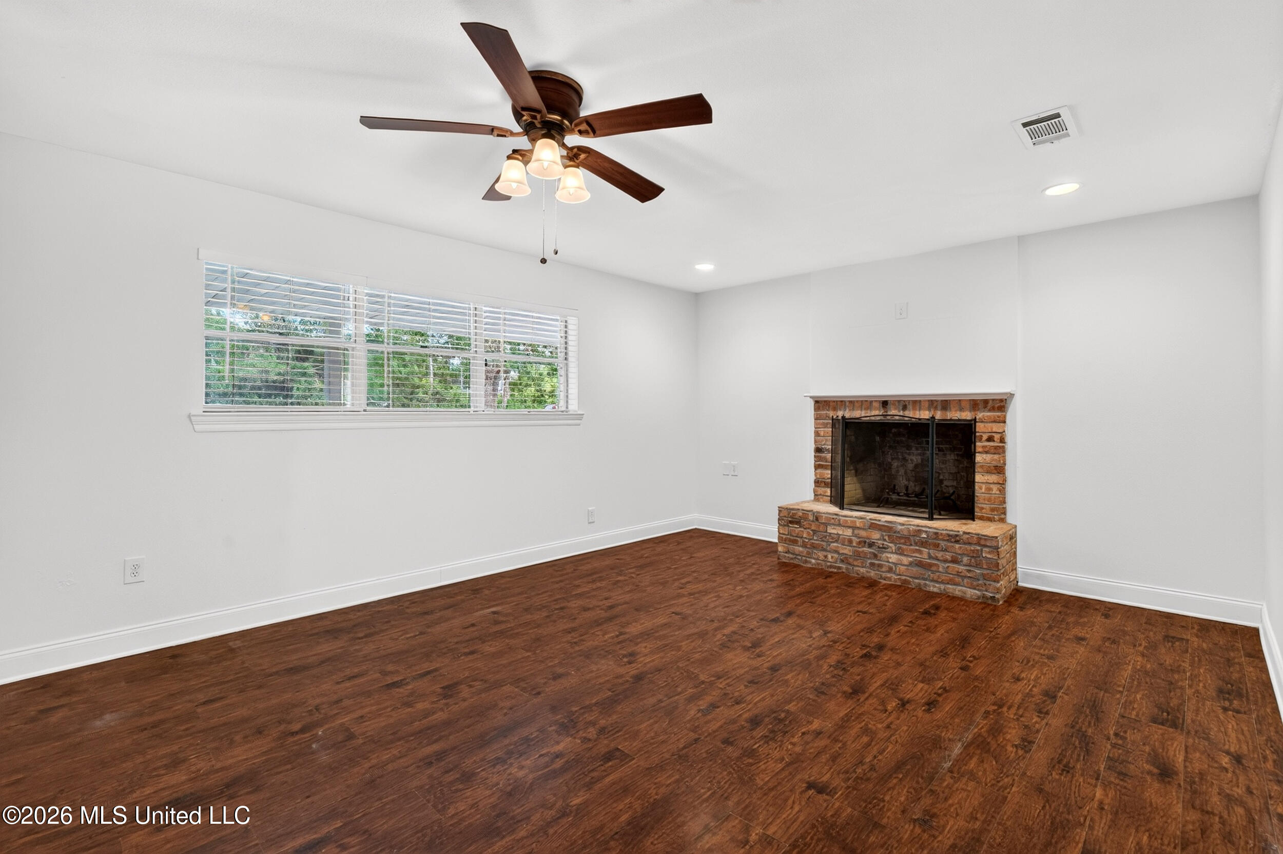 340 West Union Road Carriere, MS 39426 - Photo 13 of 70 14_livingroom