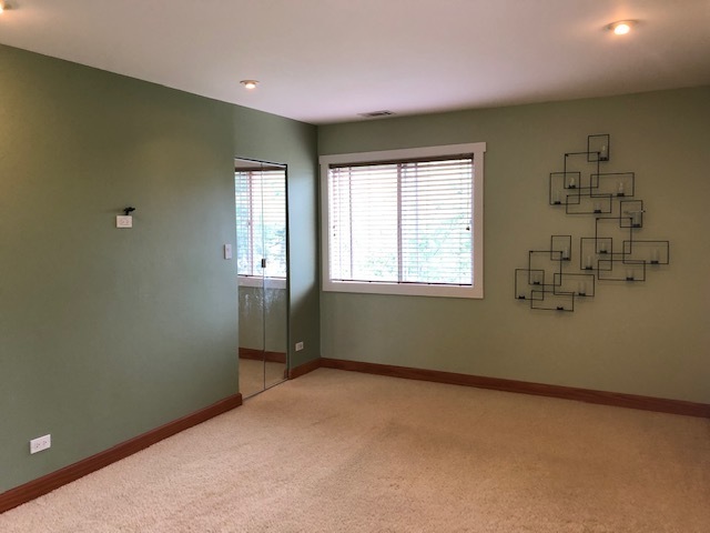 725 West Huntington Commons Road, Unit 401 Mount Prospect, IL 60056 - Photo 10 of 13 an empty room with a window