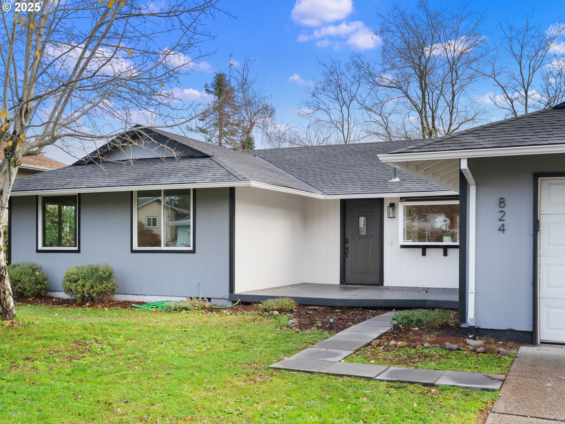 824 Southeast 207th Avenue Gresham, OR 97030 - Photo 5 of 47 a front view of a house with garden