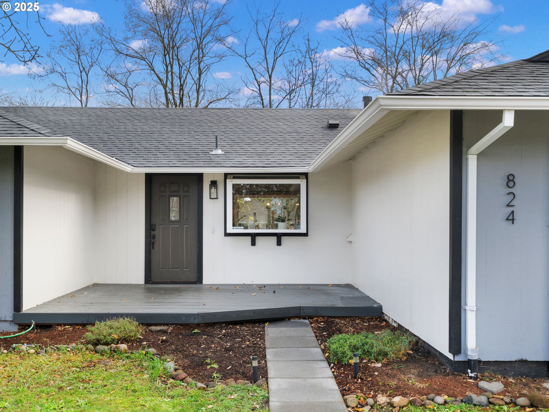 824 Southeast 207th Avenue Gresham, OR 97030 - Photo 6 of 47 a front view of house with garden