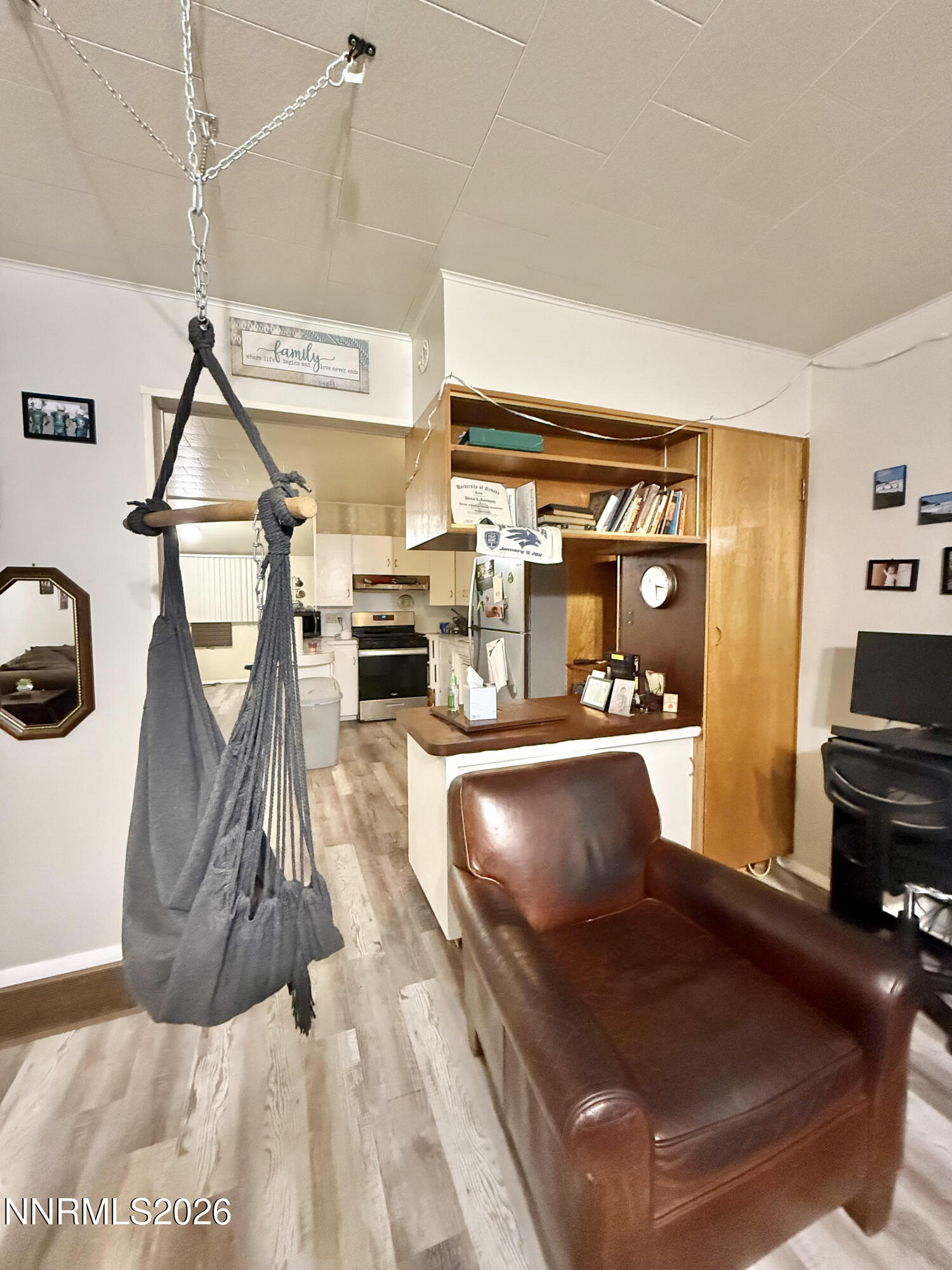 68 West 5th Street Battle Mountain, NV 89820 - Photo 10 of 20 a living room with a couch and a table