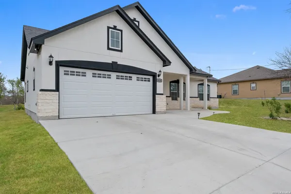 $420,000 | 8116 Ventura Boulevard, Selma, TX 78154