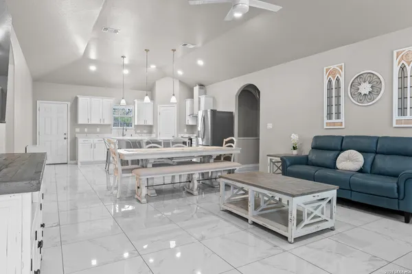 $420,000 | 8116 Ventura Boulevard, Selma, TX 78154