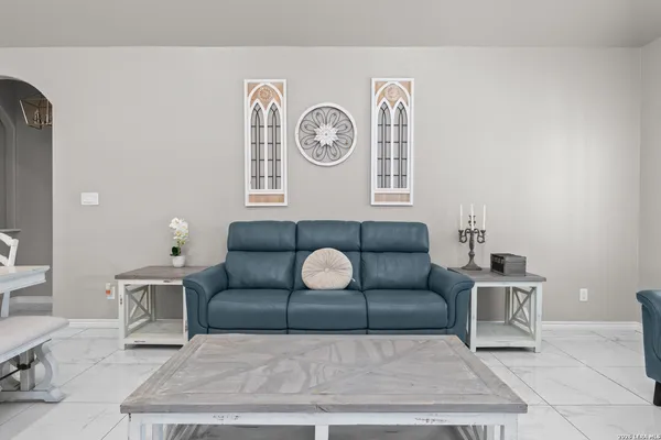 $420,000 | 8116 Ventura Boulevard, Selma, TX 78154