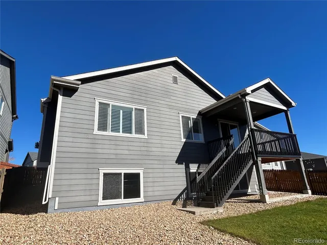 a view of a house with backyard