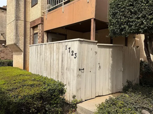 $98,000 | 1723 Crest Grove Drive, Unit 120B, Arlington, TX 76012