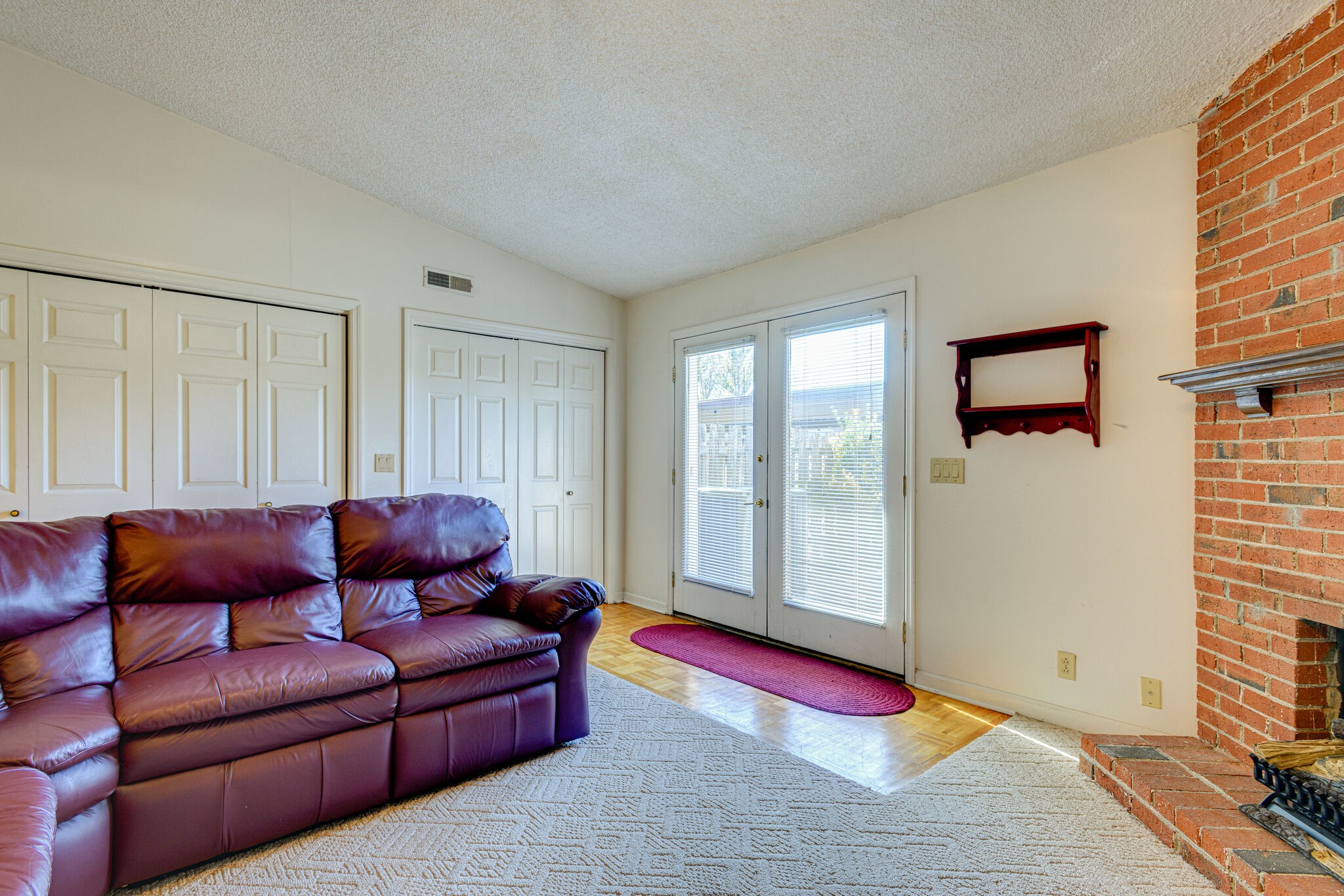4001 Anderson Road, Unit J19 Nashville, TN 37217 - Photo 15 of 37 a living room with furniture a couch and a potted plant