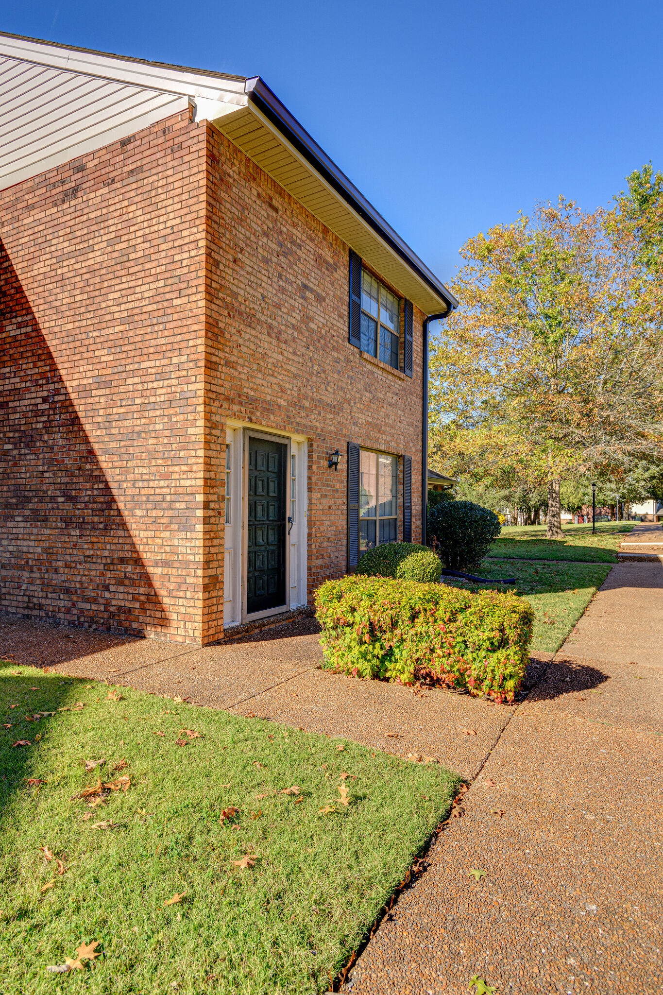 4001 Anderson Road, Unit J19 Nashville, TN 37217 - Photo 2 of 37 a front view of house with yard