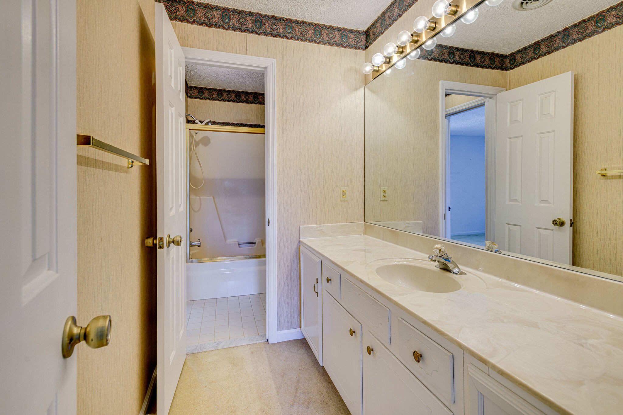 4001 Anderson Road, Unit J19 Nashville, TN 37217 - Photo 21 of 37 a bathroom with a granite countertop sink mirror and a bathtub