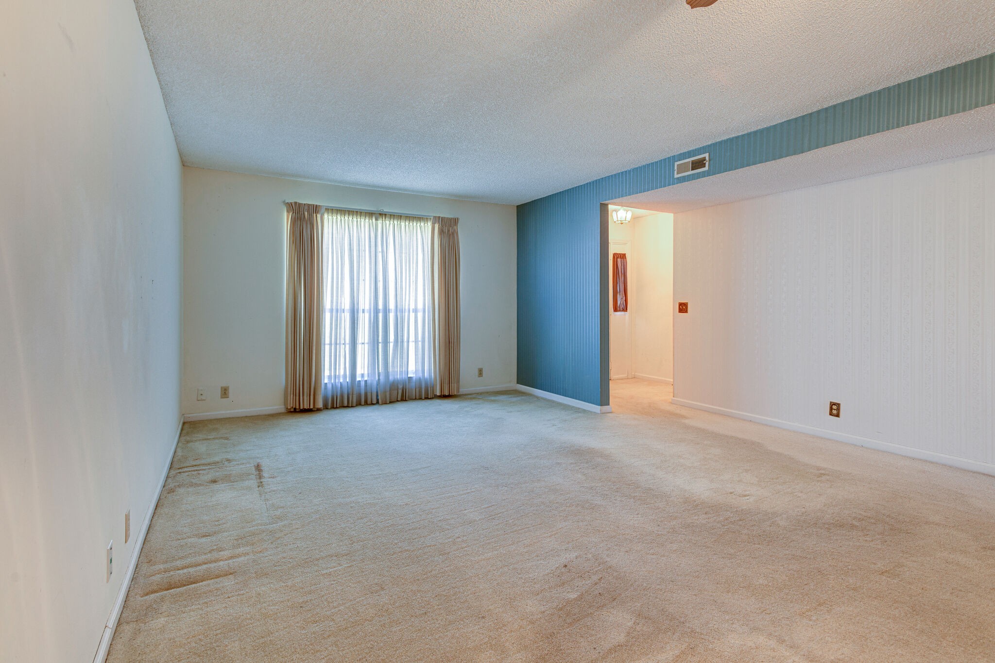 4001 Anderson Road, Unit J19 Nashville, TN 37217 - Photo 6 of 37 a view of an empty room with a window
