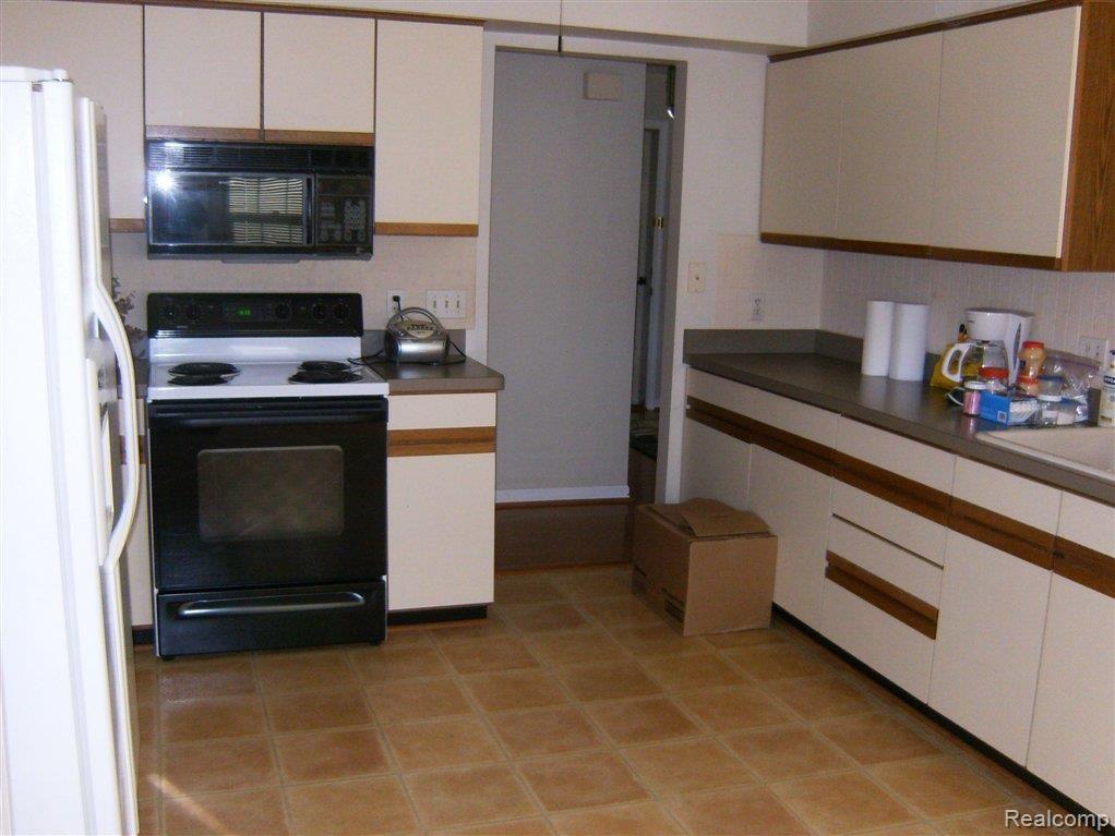 267 Marmoor Court, Unit 25 Rochester, MI 48309 - Photo 5 of 14 MARMOOR KITCHEN.JPG