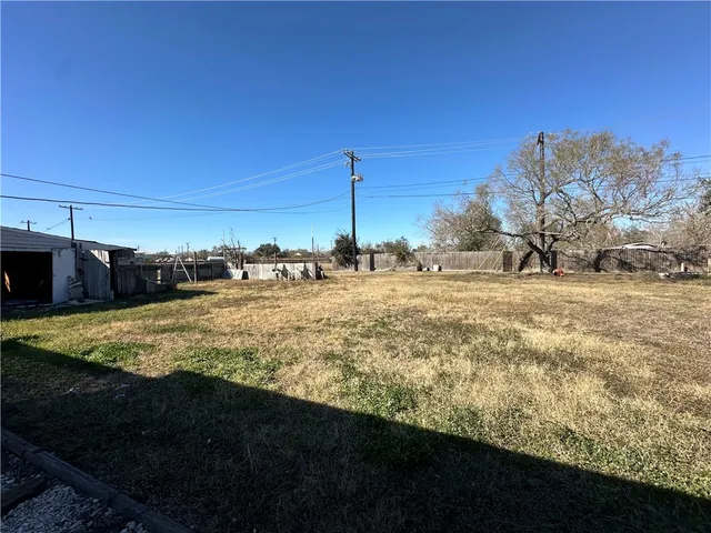 $1,600 | 611 East Fulton Street, Sinton, TX 78387