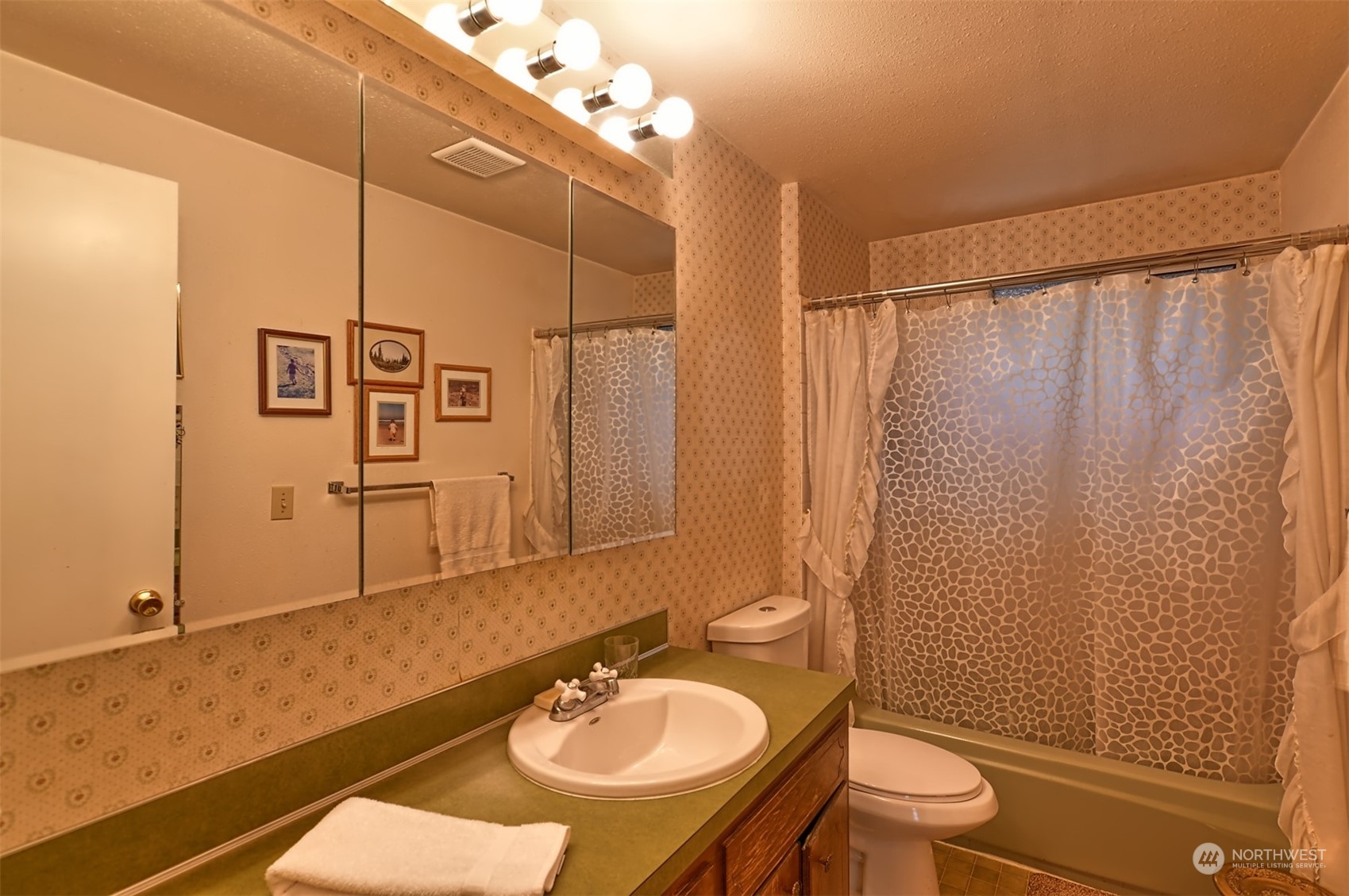 15802 119th Avenue Northeast Bothell, WA 98011 - Photo 11 of 23