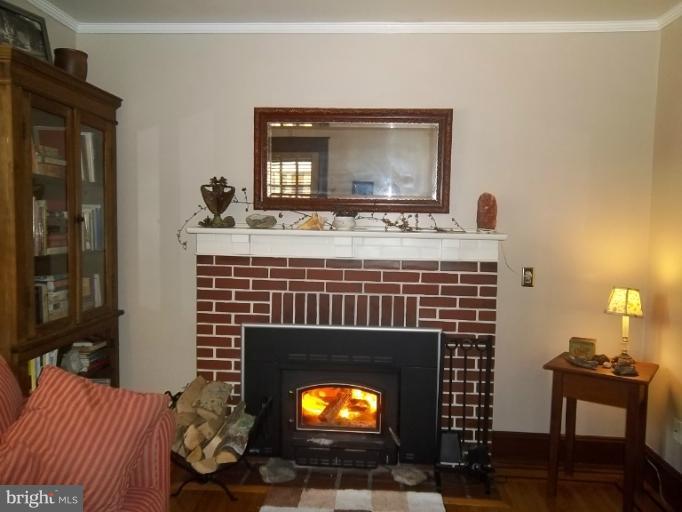 1003 Overbrook Road Baltimore, MD 21239 - Photo 3 of 28 Living Room