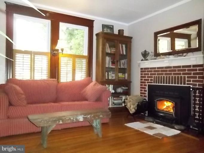 1003 Overbrook Road Baltimore, MD 21239 - Photo 8 of 28 Living Room