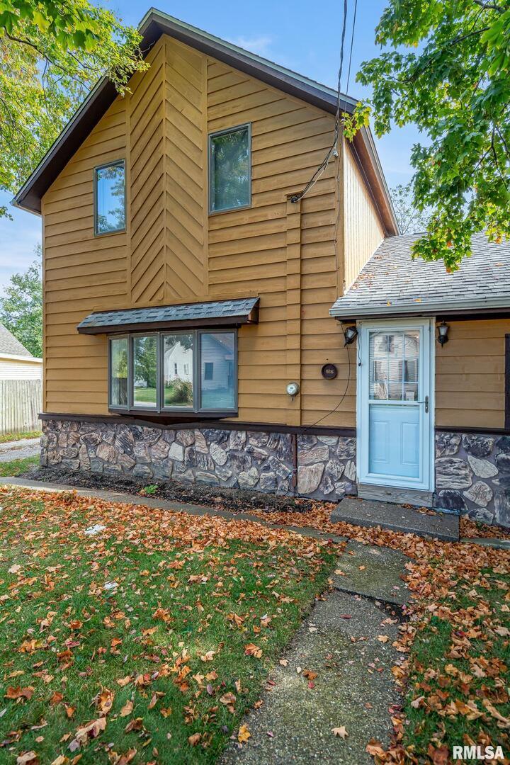 516 North Williams Street Reynolds, IL 61279 - Photo 2 of 17 a front view of a house with garden