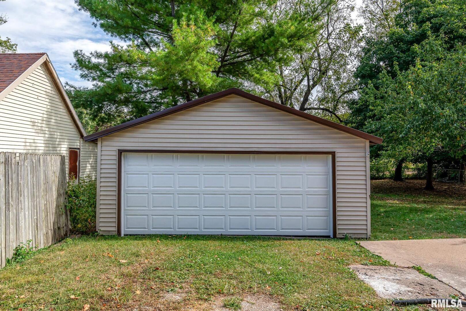 516 North Williams Street Reynolds, IL 61279 - Photo 3 of 17 a backyard of a house