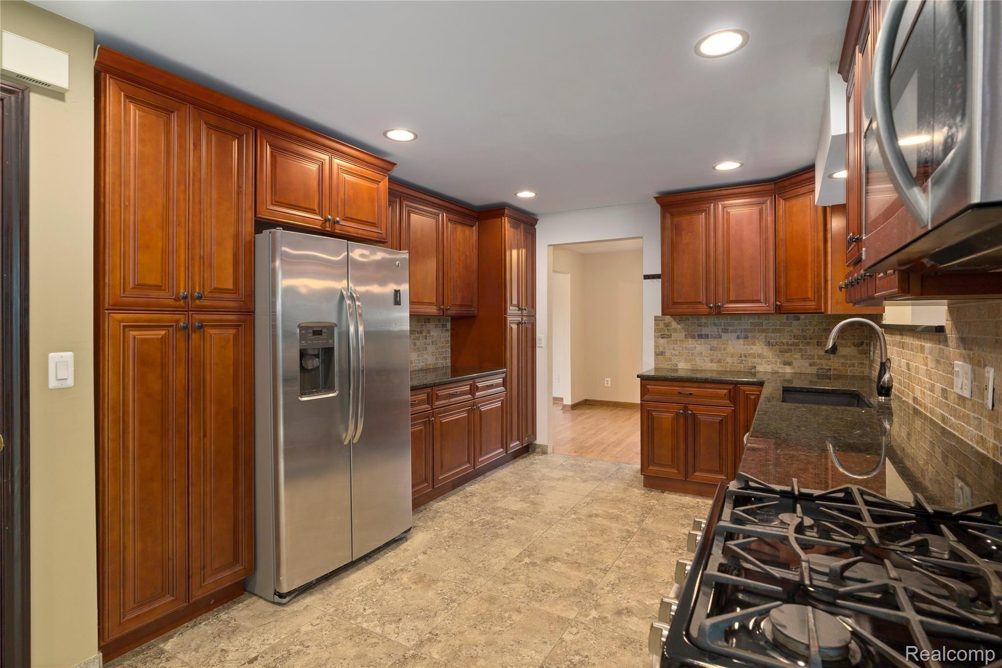 652 Inkster Road Dearborn Heights, MI 48127 - Photo 15 of 29 16.jpg