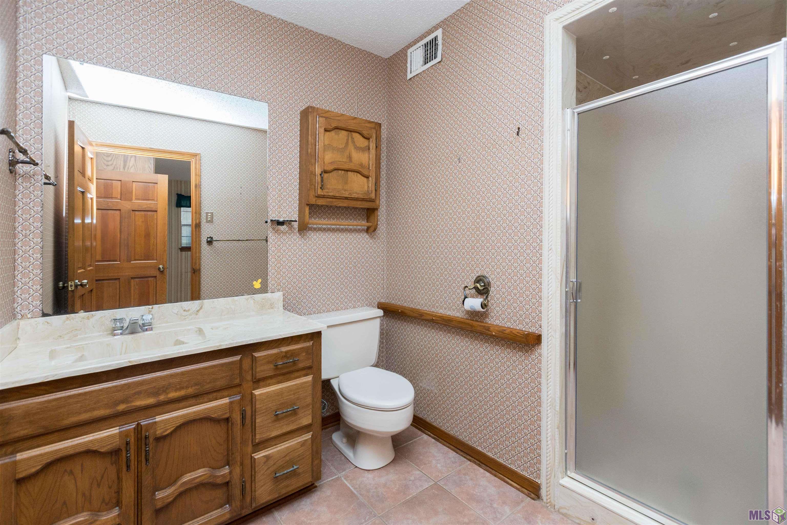 6631 Boone Avenue Baton Rouge, LA 70808 - Photo 29 of 47 BEDROOM 2 - ENSUITE BATH
