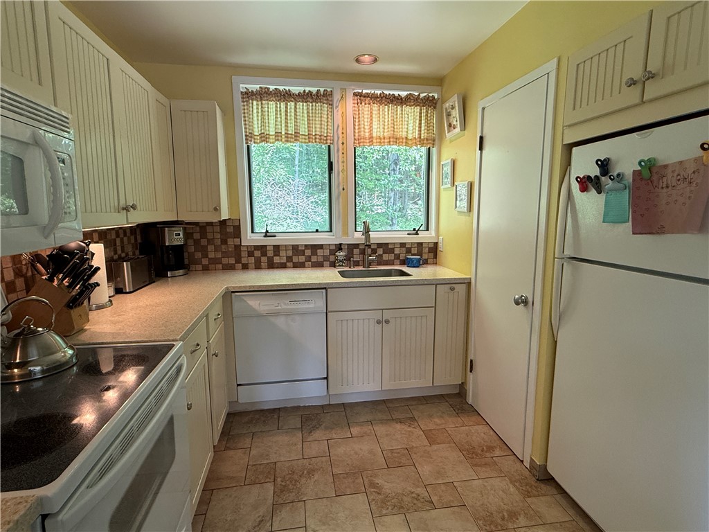 260 Pines Drive, Unit 810 Roxbury, NY 12421 - Photo 10 of 43 Kitchen