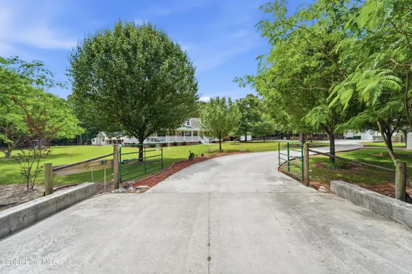 $950,000 | 295 Mayberry Lane, Richlands, NC 28574