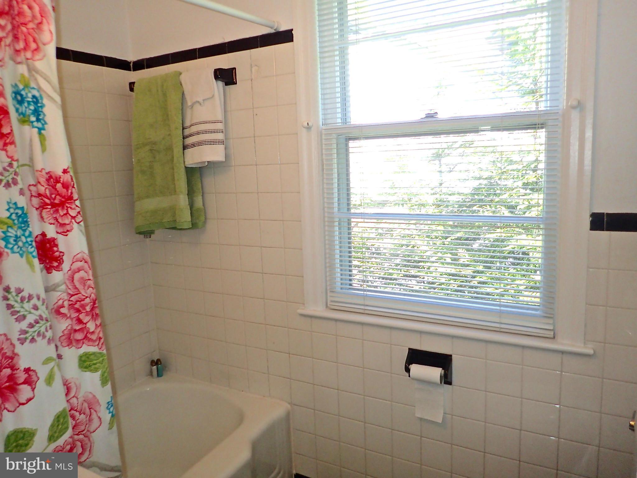 5123 Linnean Avenue Northwest Washington, DC 20008 - Photo 17 of 29 2nd full bath w tub